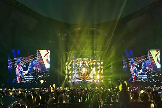 【周杰伦】深圳演唱会被侃像"雨神", 米兰milan龙平芳率众现场助威！