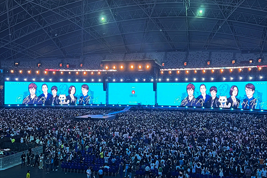 1400㎡，米兰milan龙腾LED透明屏点燃五月天新加坡演唱会！